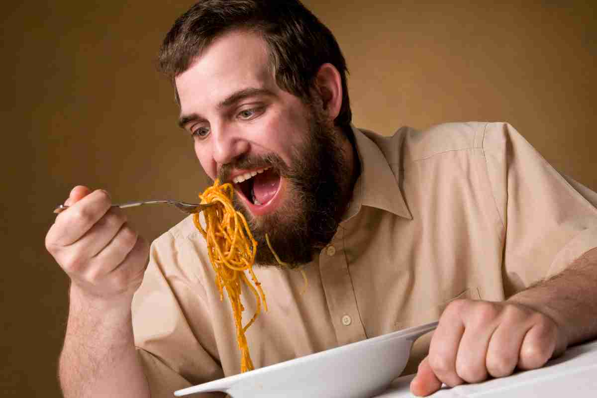 uomo segue la dieta della pasta 