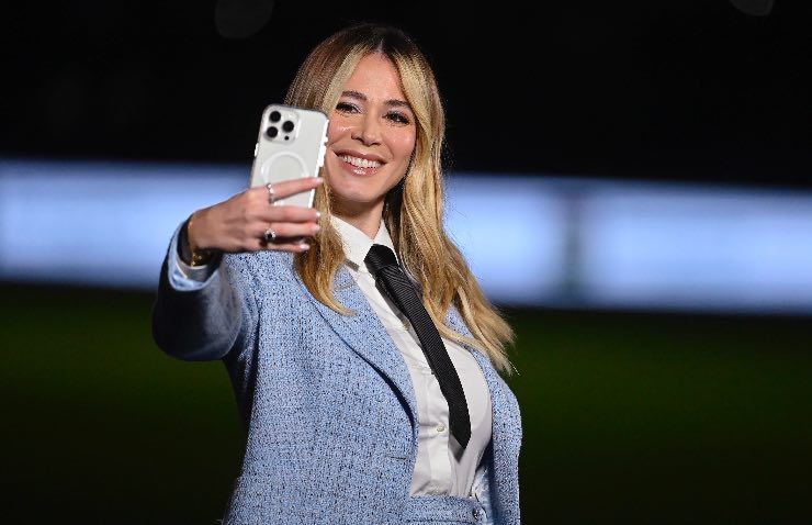 Diletta Leotta si fa un selfie in campo