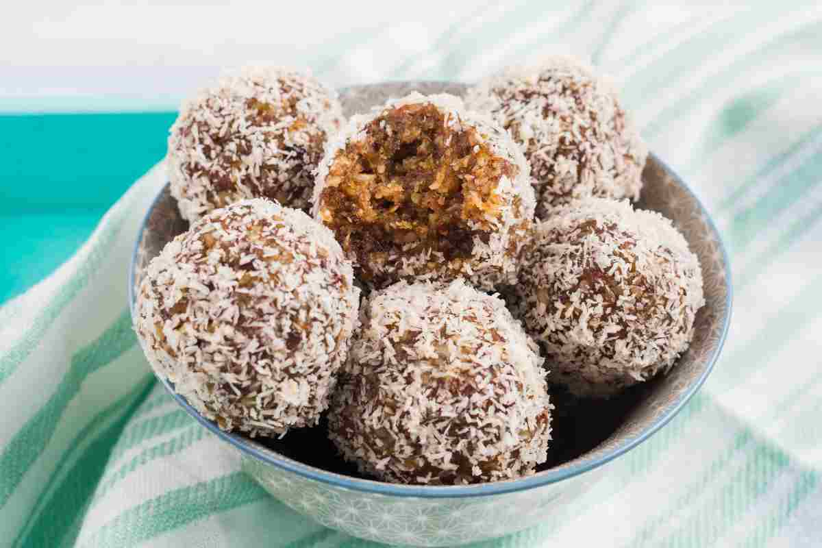 Palline di cocco sono dolci senza forno