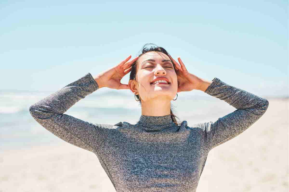 donna in forma in riva al mare