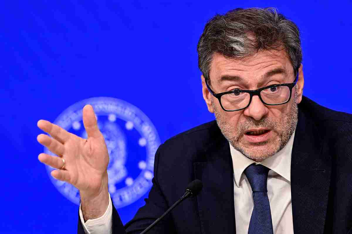 Giorgetti in conferenza stampa 