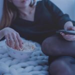 Ragazza che guarda la tv