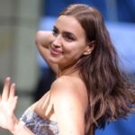 Irina Shayk saluta ad un evento