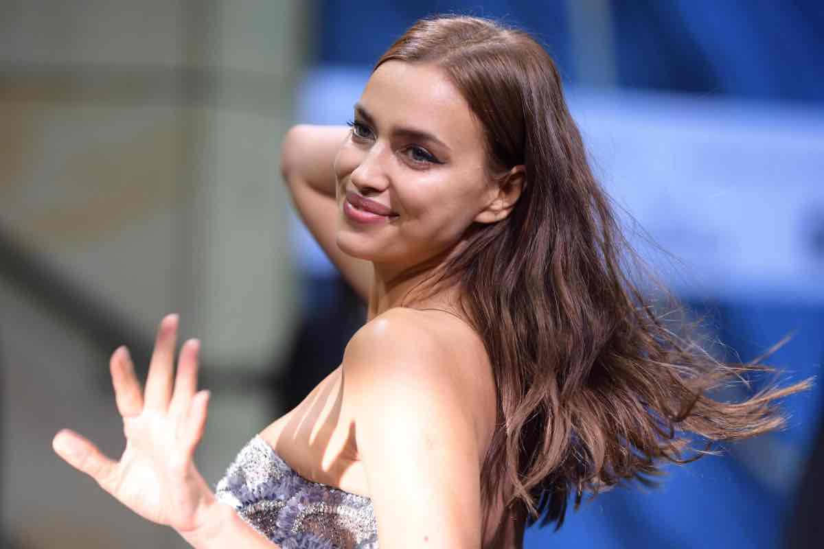 Irina Shayk saluta ad un evento