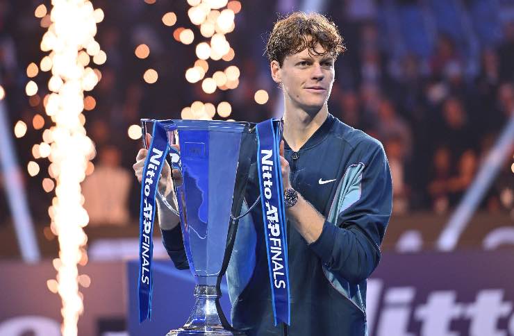 Sinner mostra il trofeo vinto con le ATP Finals