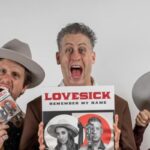 Il trio dei Lovesick in una foto promozionale tengono in mano il nuovo album Remember my Name