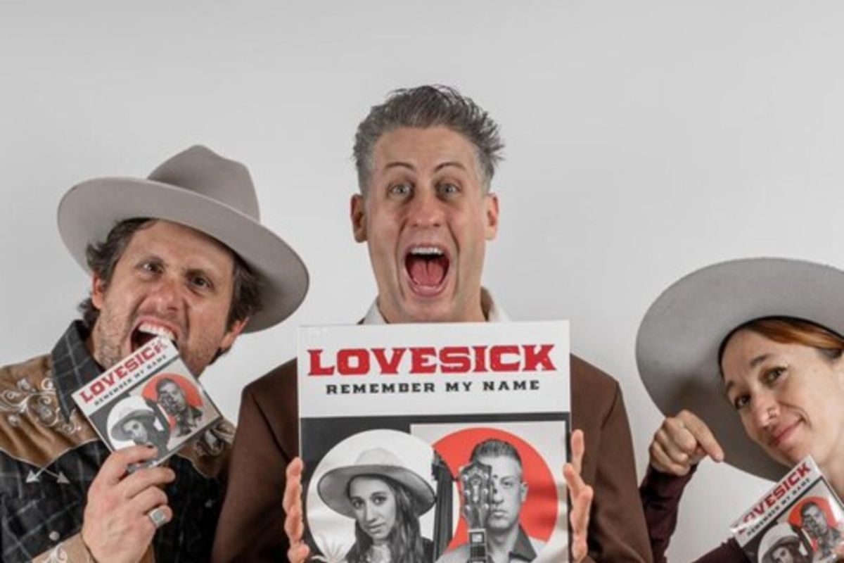 Il trio dei Lovesick in una foto promozionale tengono in mano il nuovo album Remember my Name