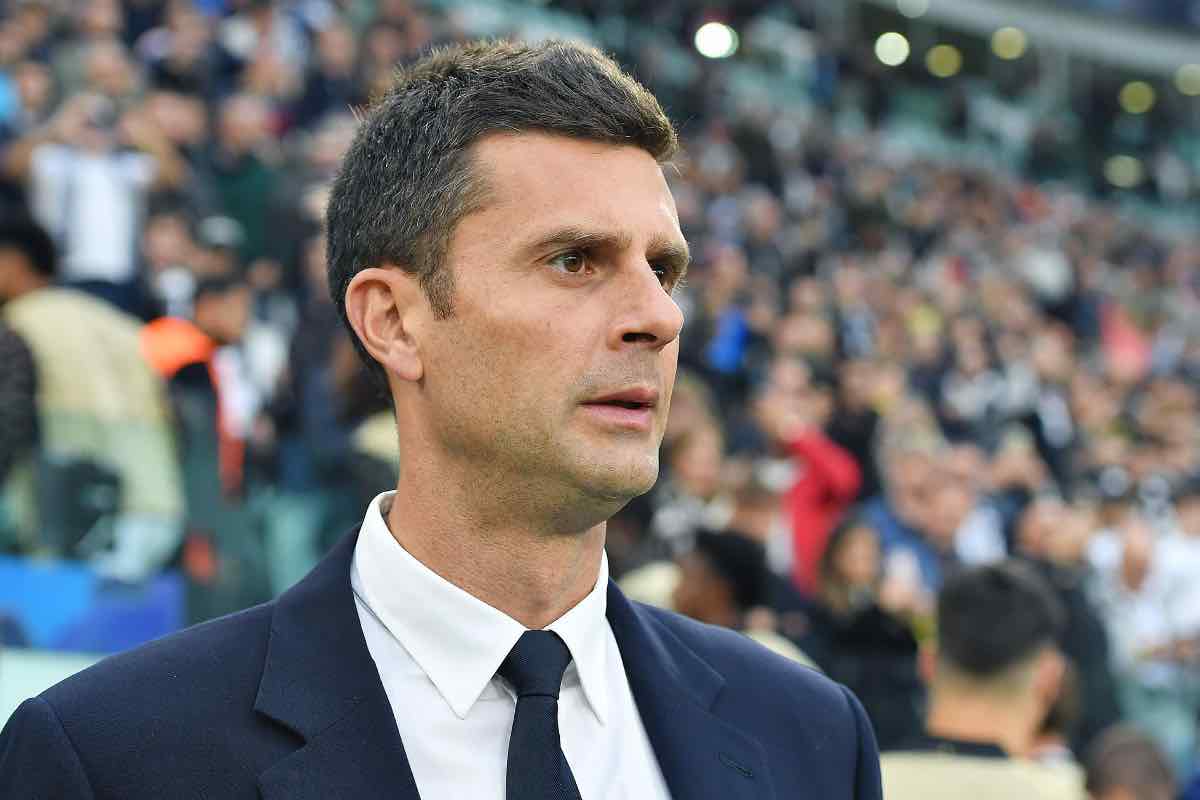 Thiago Motta in piedi davanti la panchina