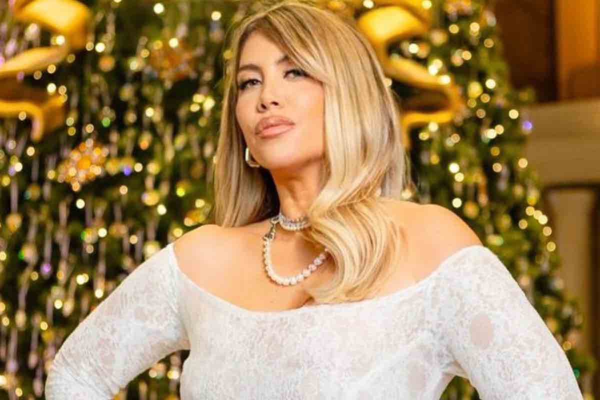 Wanda Nara alla presentazione dell'albero Swarovski