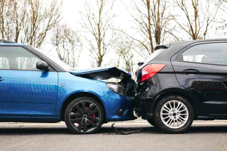 due auto coinvolte in un incidente