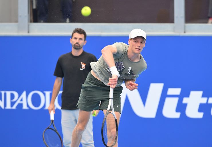 Sinner in allenamento in vista delle ATP Finals