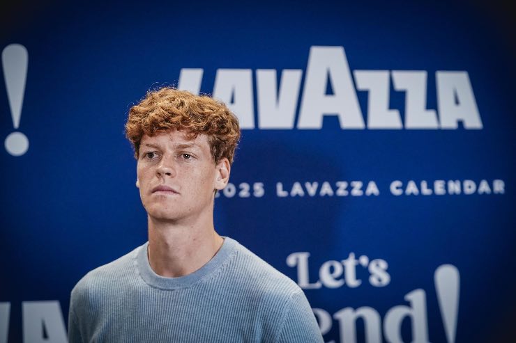 Jannik Sinner presenta il calendario 2025 Lavazza