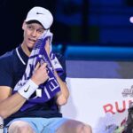 Sinner si asciuga il sudore alle Atp finals