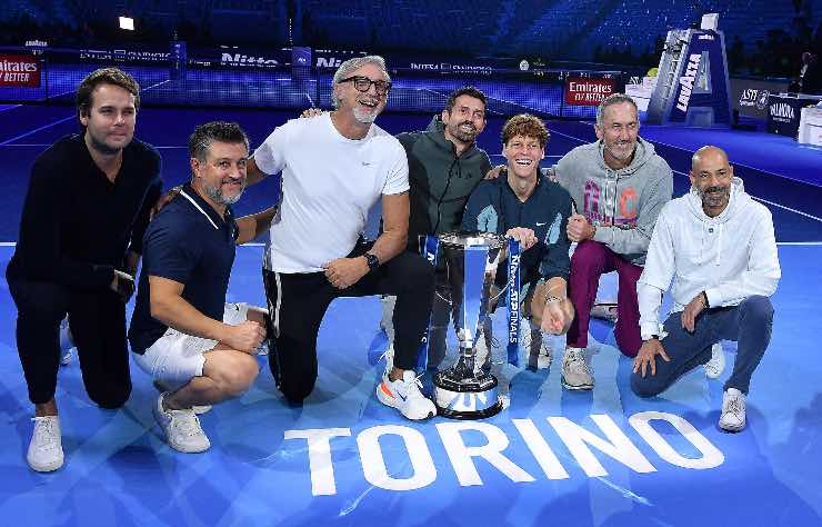 Sinner festeggia le ATP Finals con il suo staff