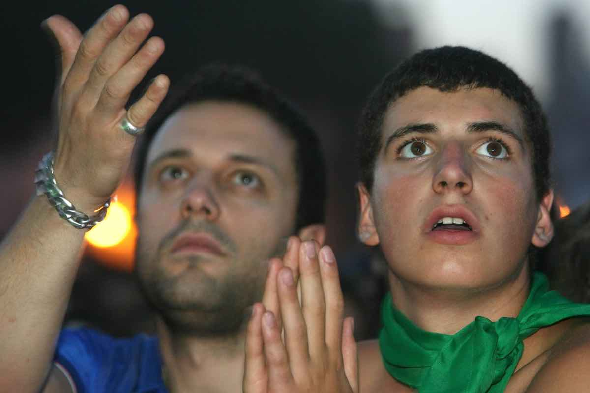 Tifosi italiani delusi durante un match della Nazionale