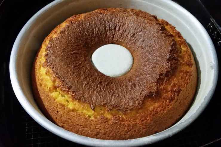 Torta alle carote in uno stampo per ciambella