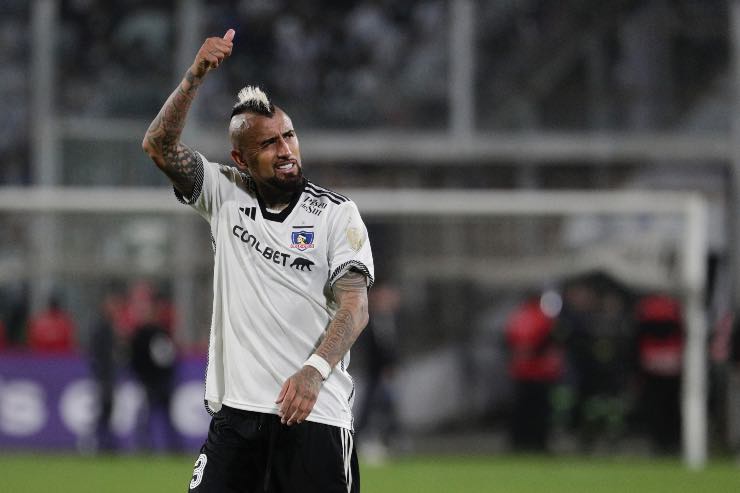 Vidal saluta i tifosi in campo