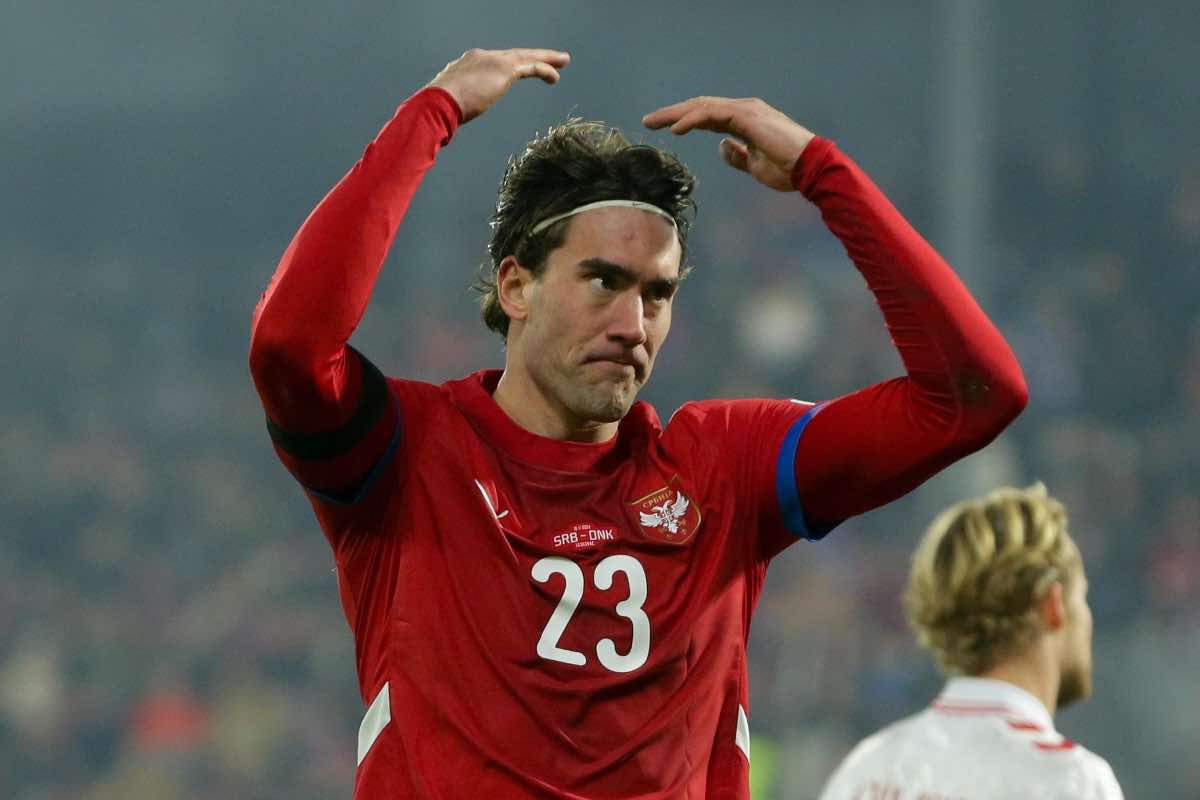 Vlahovic durante la partita tra Serbia e Danimarca