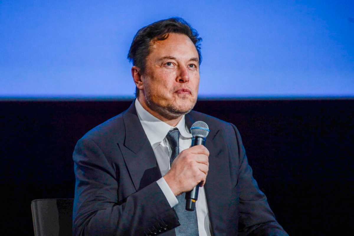 Elon Musk con il microfono nel corso di una conferenza