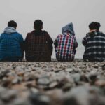 un gruppo di adolescenti seduti di spalle