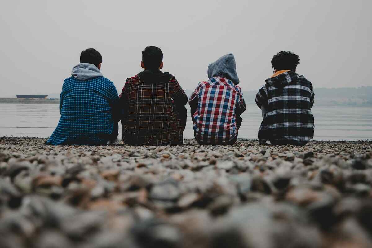 un gruppo di adolescenti seduti di spalle