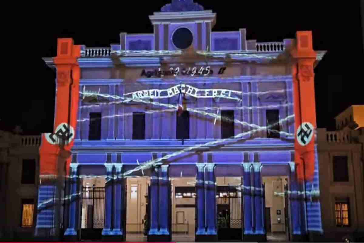 Il palazzo della stazione di Agrigento con le svastiche in evidenza