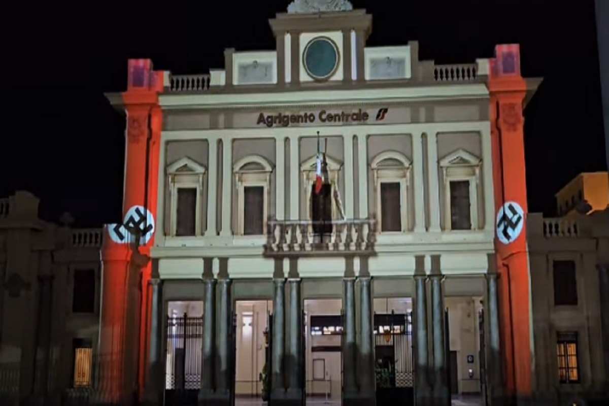 Il palazzo della stazione di Agrigento con le svastiche