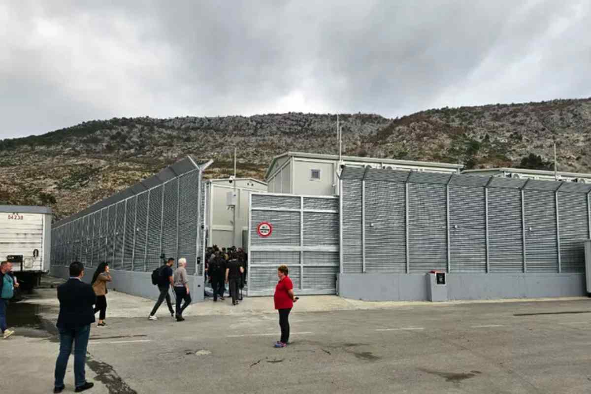 Il centro migranti in Albania