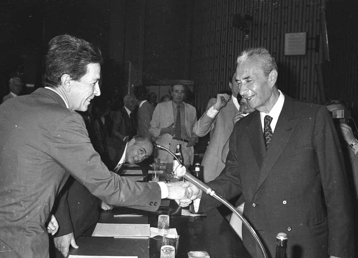 Berlinguer del Pci stringe la mano a Moro della Dc