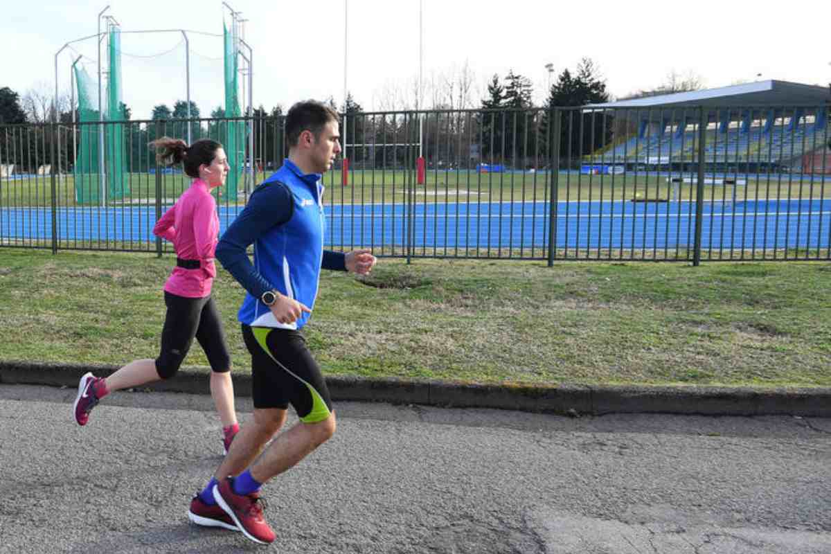 due ragazzi fanno jogging