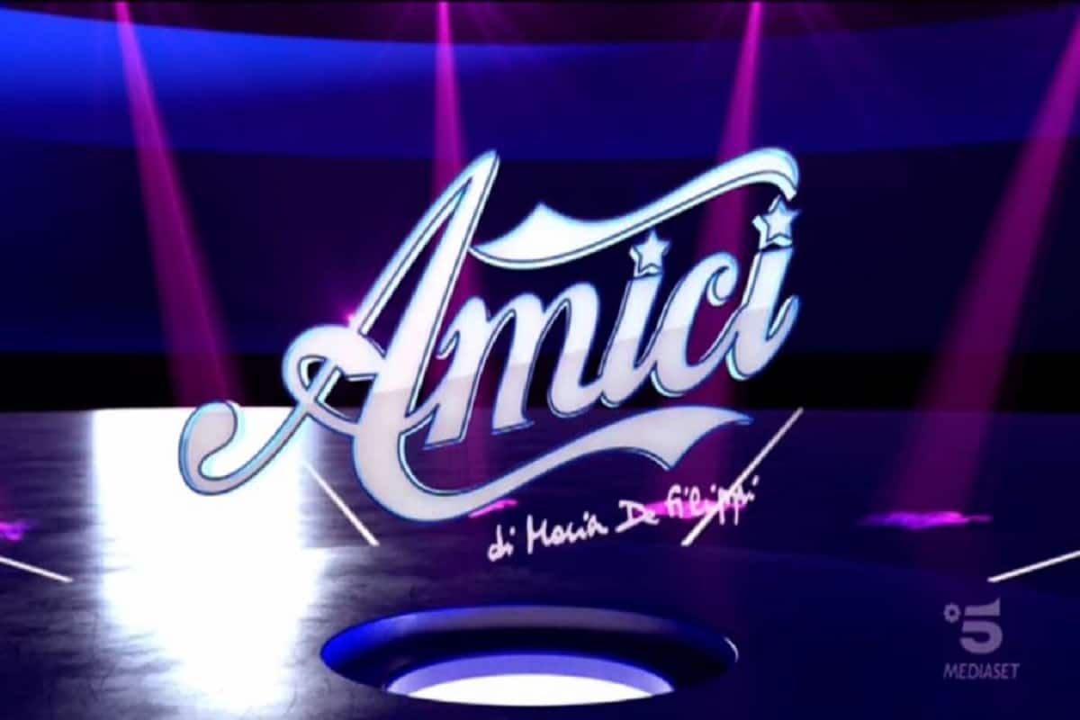 logo di amici di maria de filippi