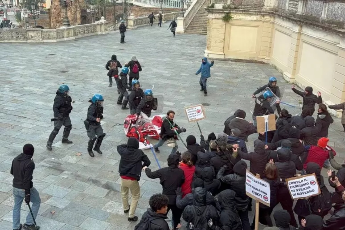 scontri antagonisti polizia a bologna