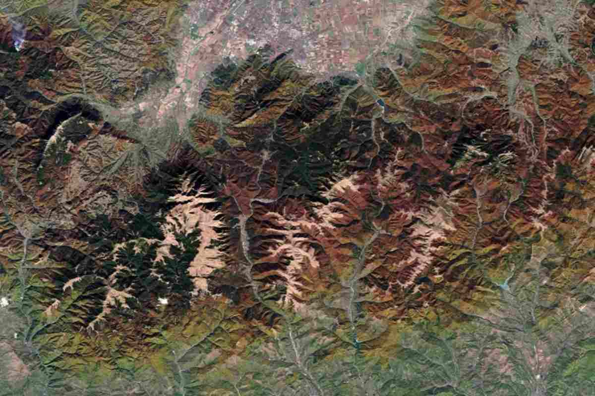 Le foglie cambiano colore. La foto è stata scattata dal satellite sugli Appennini