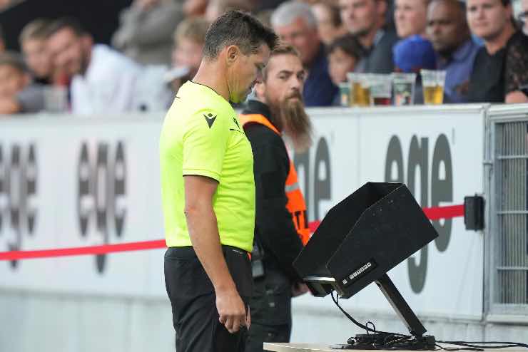 Arbitro al Var in una gara di Champions