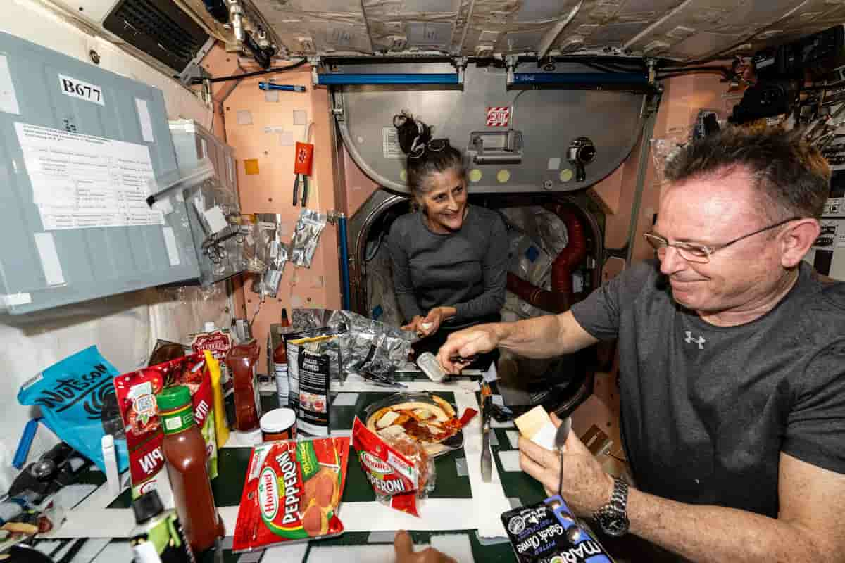 Le guance incavate della astronauta nonostante la pizza