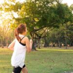 una ragazza corre in un parco