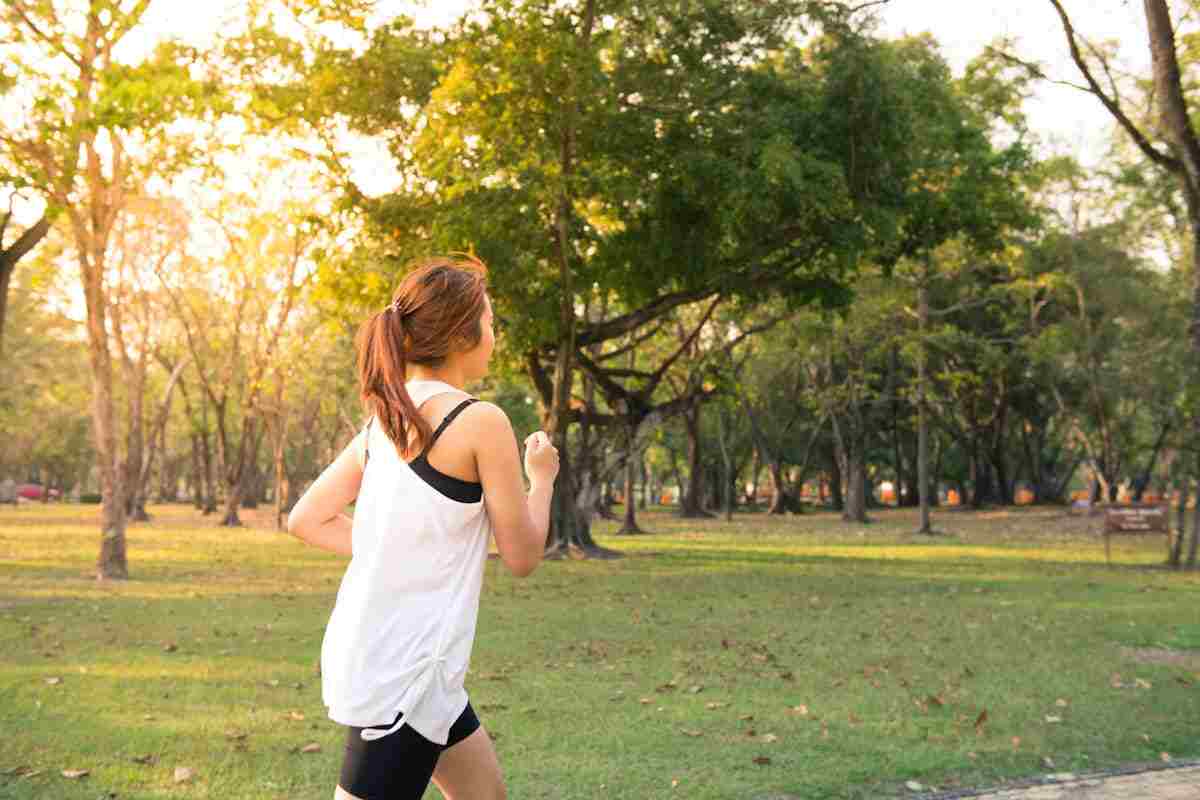 una ragazza corre in un parco