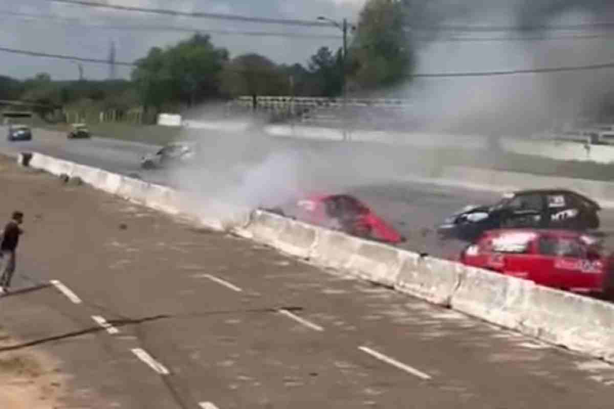 Le due auto che si sono scontrate in pista in Paraguay