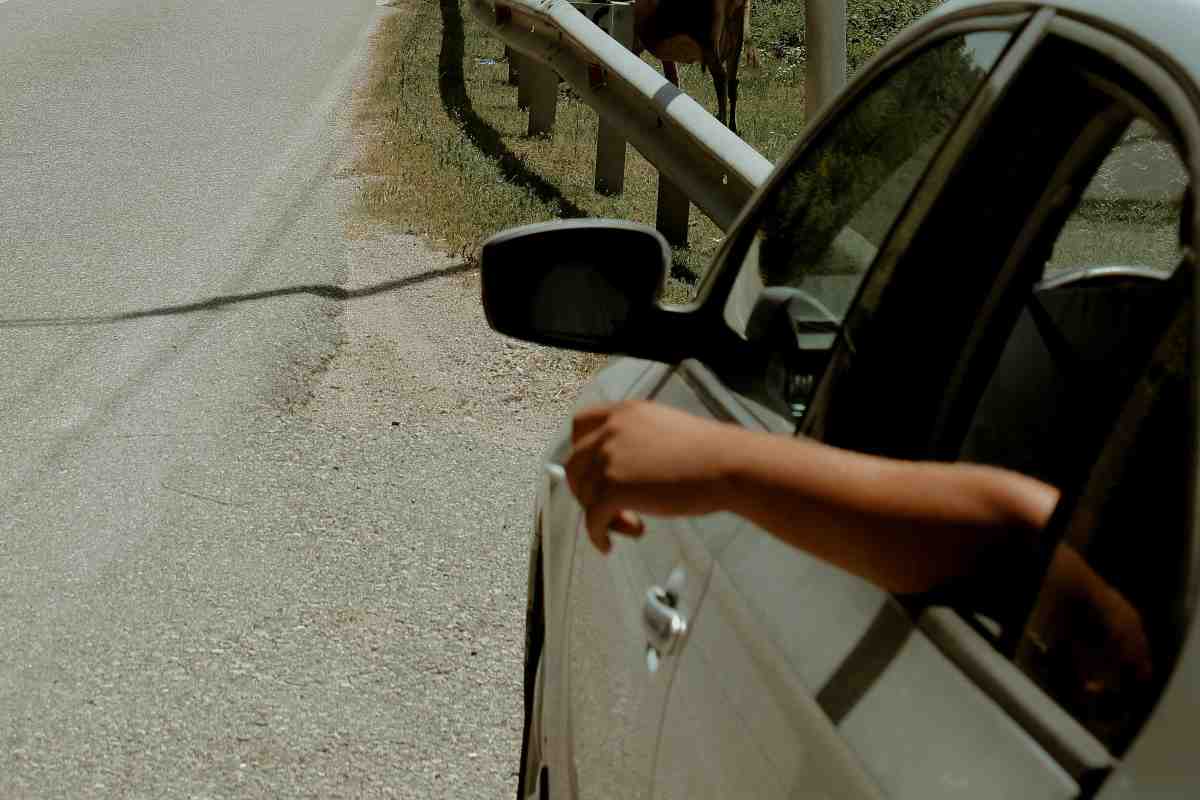 Un braccio fuori dal finestrino in auto