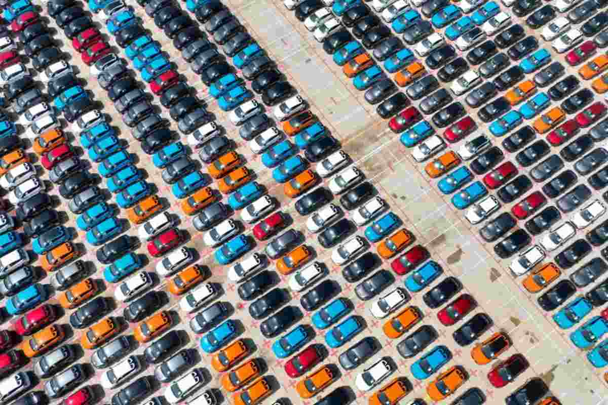 migliaia di auto in un parcheggio