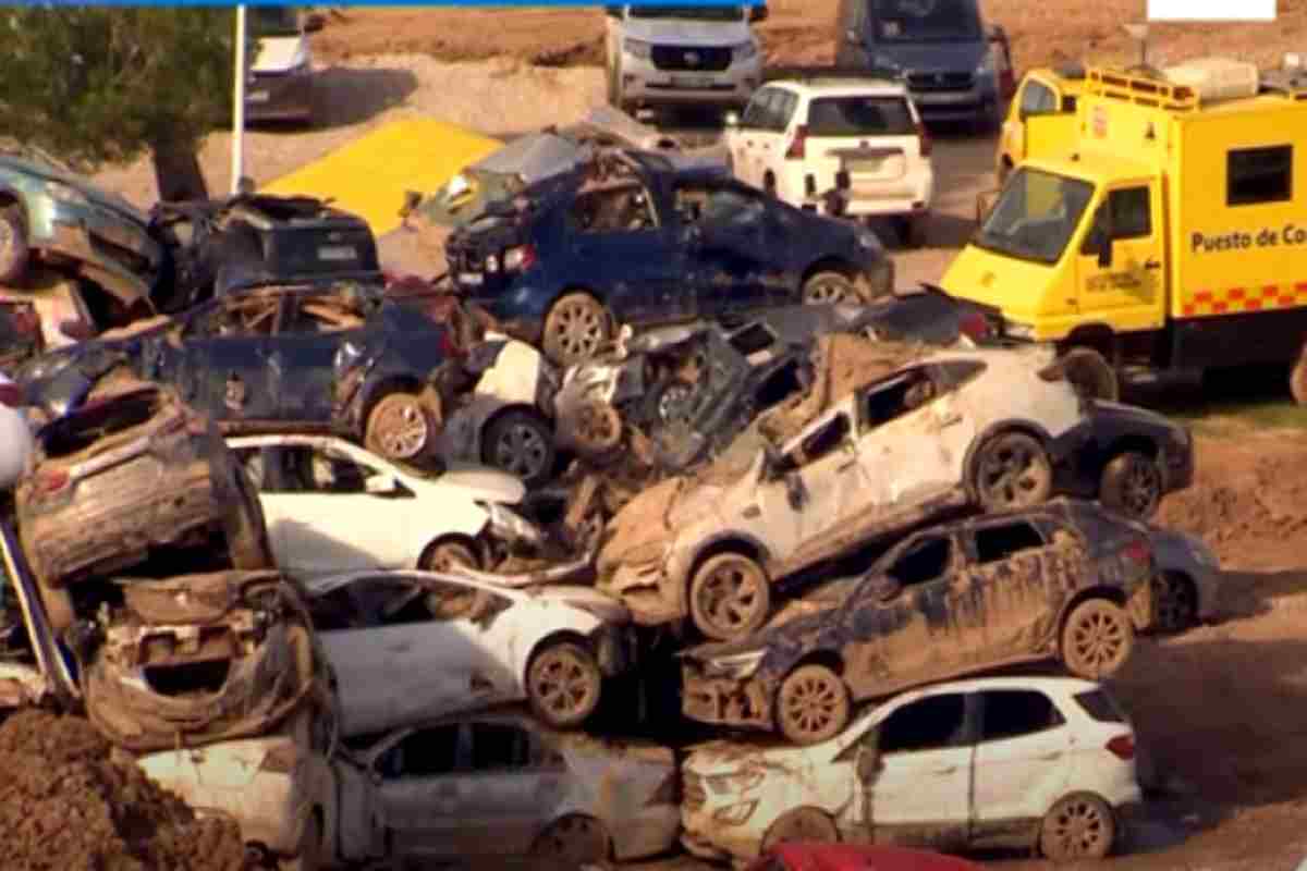 Le auto distrutte dalle alluvioni a Valenica