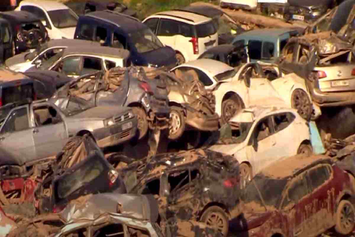 Il cimitero di auto distrutte a Valencia