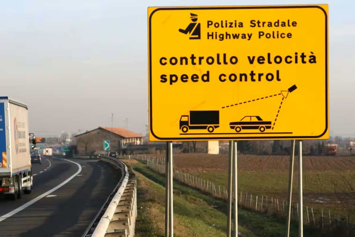 cartello avviso autovelox in autostrada