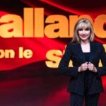 milly carlucci con il logo di ballando con le stelle