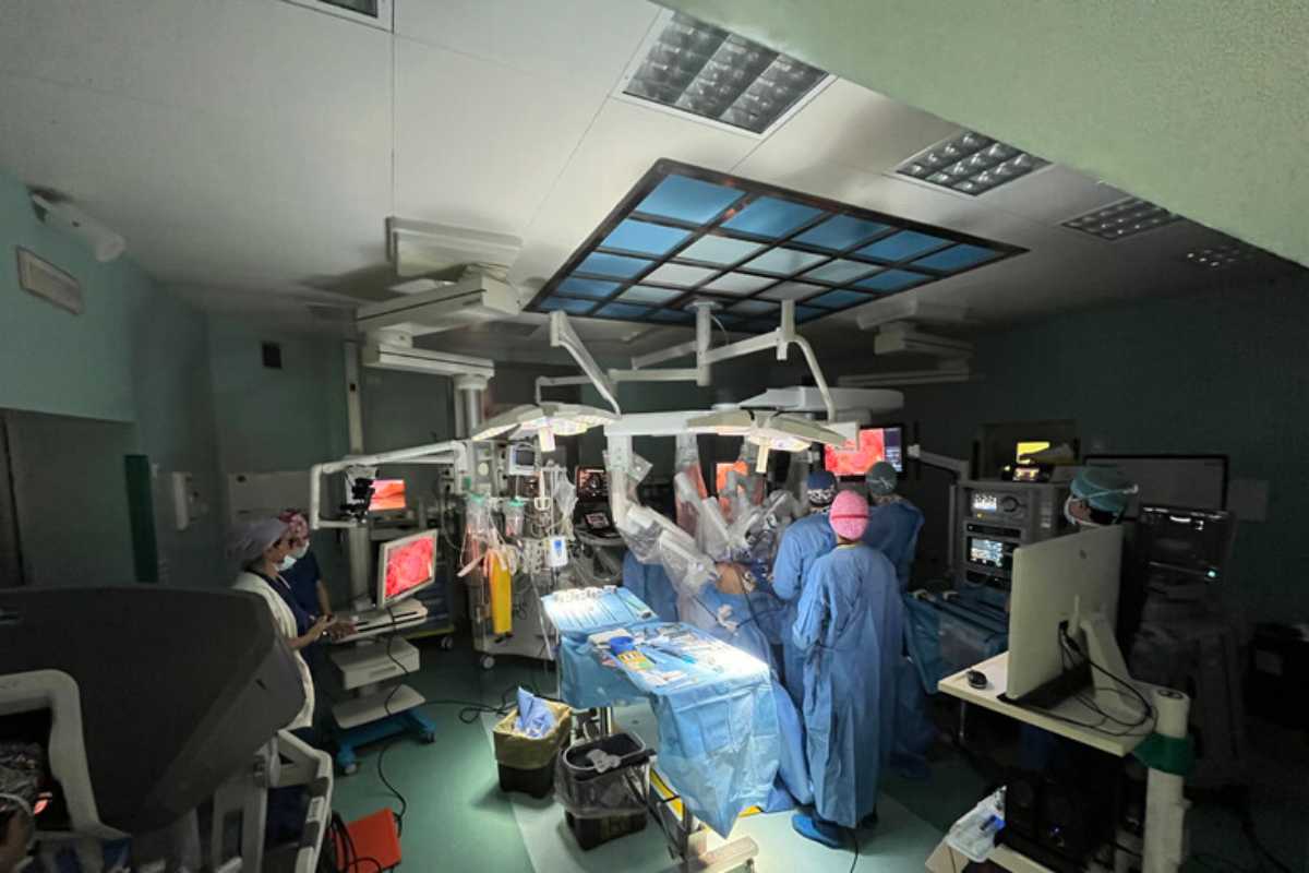 Operazione chirurgica eseguita da un robot e da una equipe medica