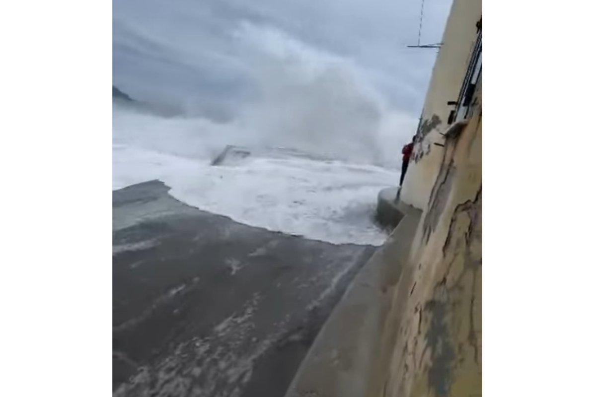 turista travolta da onda a camogli