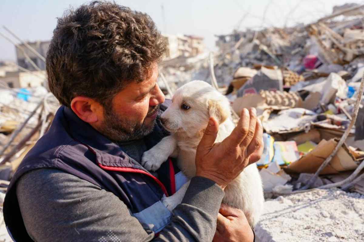 uomo tiene in braccio un cucciolo