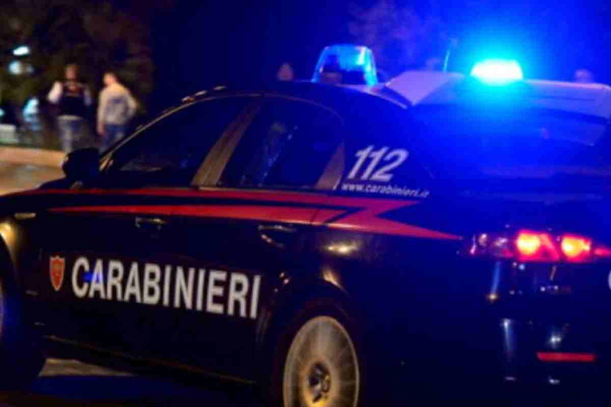 La figlia cade dalla finestra di una casa famiglia, è grave. La mamma arriva in ospedale e si suicida