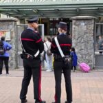 carabinieri davanti scuola