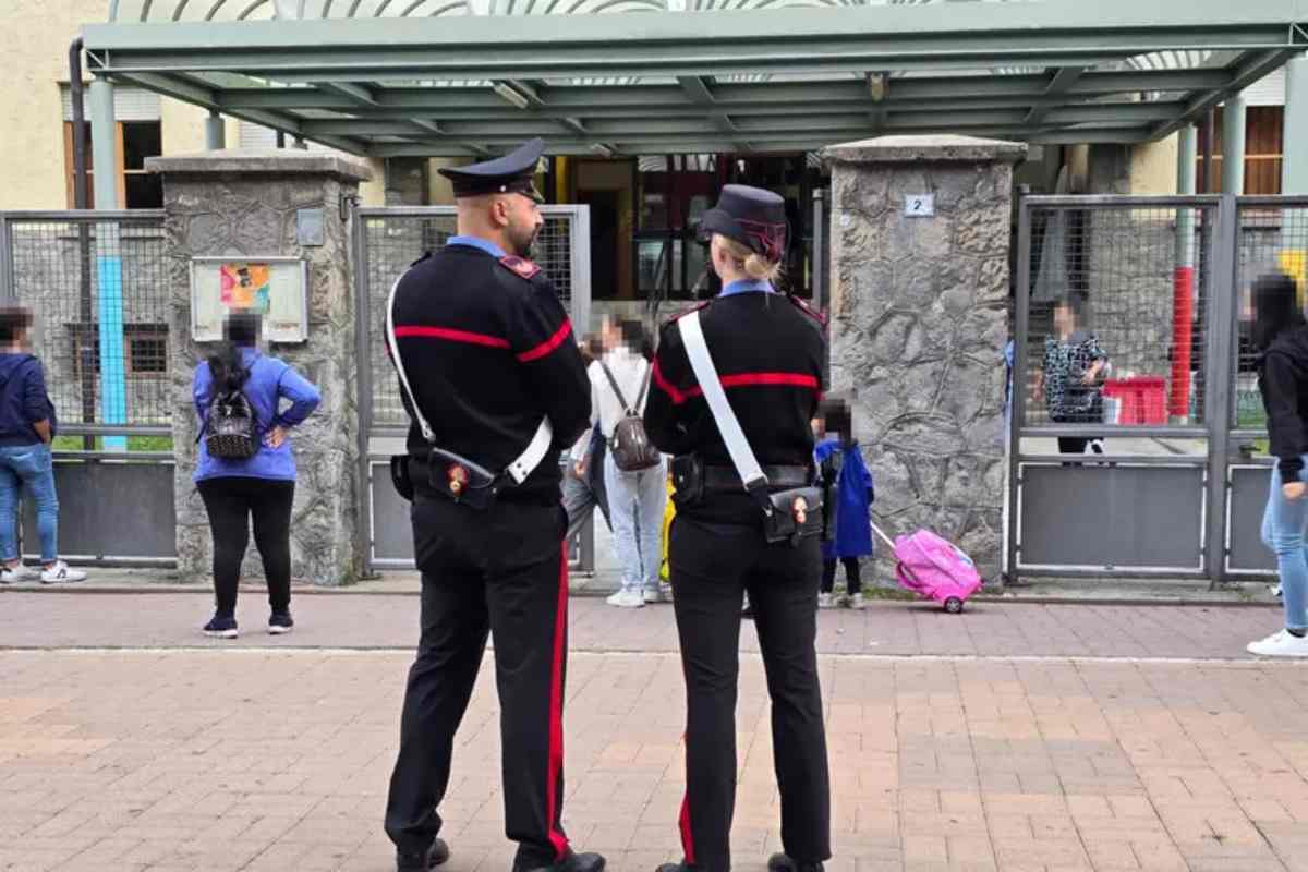 carabinieri davanti scuola